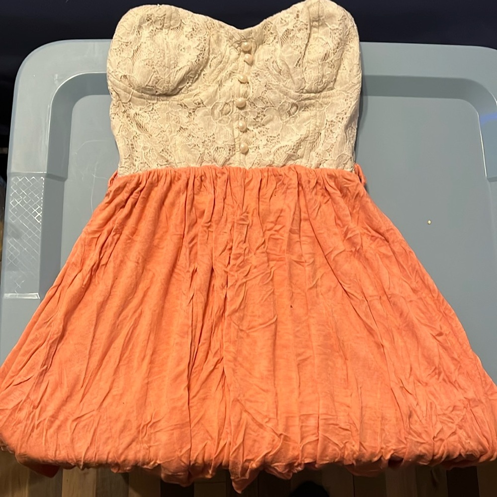 Rue 21 strapless shirt. With built in bra. Size medium. Very comfy.